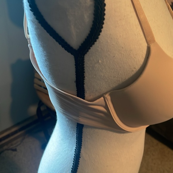 Never Worn Victorias Secret Smooth 36B Nude Bra - Picture 2 of 4